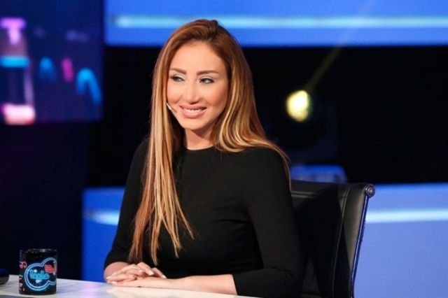 بالفيديو - ريهام سعيد تتلقّى خبر وفاة السيدة السمينة مباشرةً على الهواء.. شاهدوا ردّ فعلها الصادم