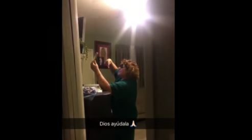 بالفيديو - فتاة تصور والدتها في وضع محرج.. شاهدوا ردّ فعلها!