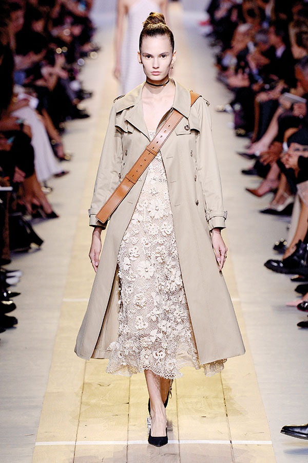 كواليس مجموعة الأزياء الجاهزة لربيع-صيف 2017 من  DIOR... لمسة عصرية وتصاميم أنثوية جريئة