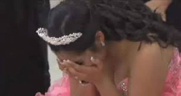 قصّة مؤثّرة - بعد وفاة شقيقها بـ10 سنوات.. والداها يكشفان عن سرٍّ صادم يوم عيد ميلادها!!