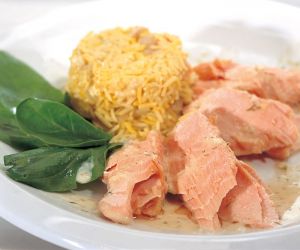 سمكة السلمون مع صلصة الشومر