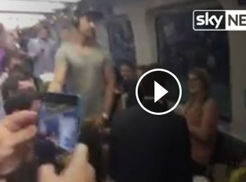 بالفيديو - التقيا في القطار ذاته بعد 10 سنوات.. فكانت المفاجأة!!