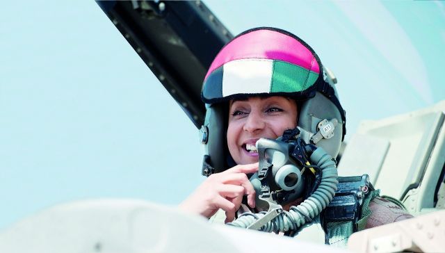 مريم المنصوري... أول إماراتية تقود طائرة مقاتلة