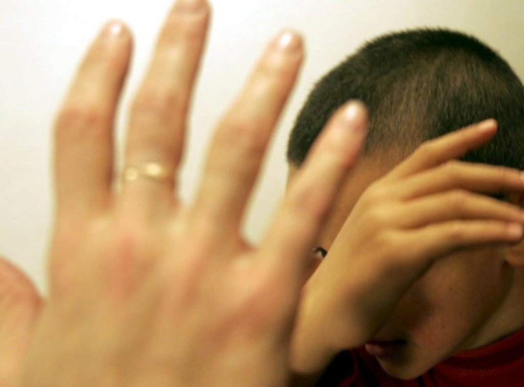 أمّ تسجن طفلها وتُجيعه في الحمام لمدّة عامين... وما وجدته الشرطة صادم ومخيف