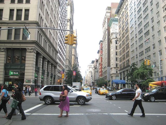 بين نيويورك وسان بيدرو حكاية أول رائدة فضاء وطأت القمر... آنا فيشر 