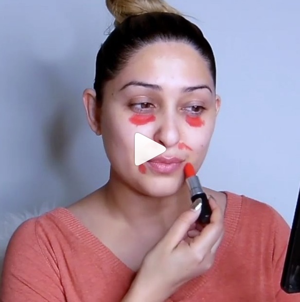 بالفيديو - وضعت أحمر الشفاه بدلاً من الهايلايتر.. فكانت النتيجة المذهلة!!