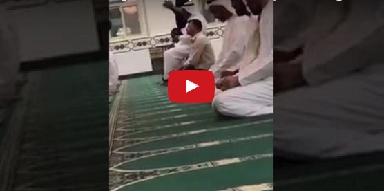 بالفيديو - رد فعل مصلين فوجئوا بولي عهد أبو ظبي في المسجد