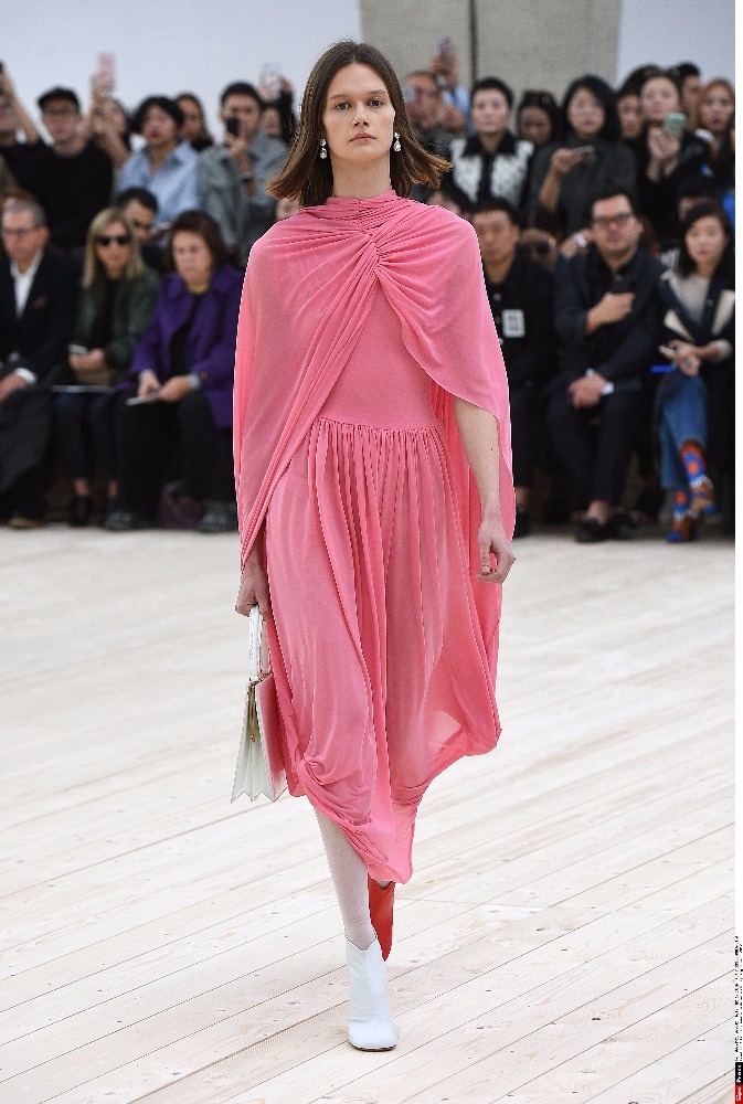 هل ستجرئين على انتعال الحذاء بلونين مختلفين هذا الربيع