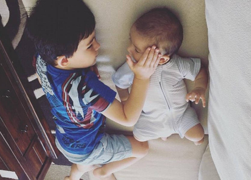 الصورة التي هزّت مشاعر الملايين.. شاهدوا كيف اهتمّ هذا الطفل بشقيقه المريض بالسرطان!