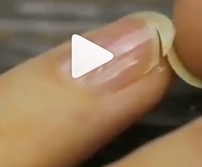 بالفيديو - أصلحي ظفرك المكسور في المنزل بلحظات.. السر في الشاي!!