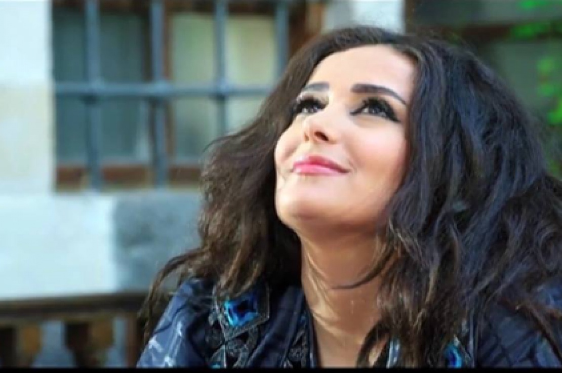 بالصور - كندا حنّا تتخلى عن ثوب زفافها وفساتينها الخاصة بمبادرة انسانية