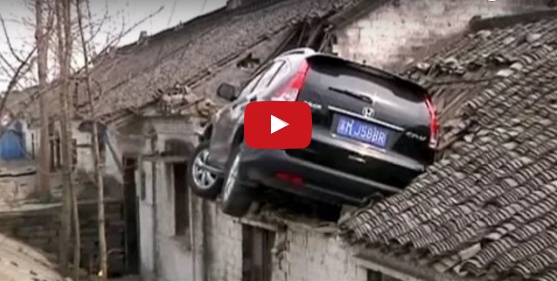 بالفيديو - كيف استقرت هذه السيارة على سقف منزل؟!!