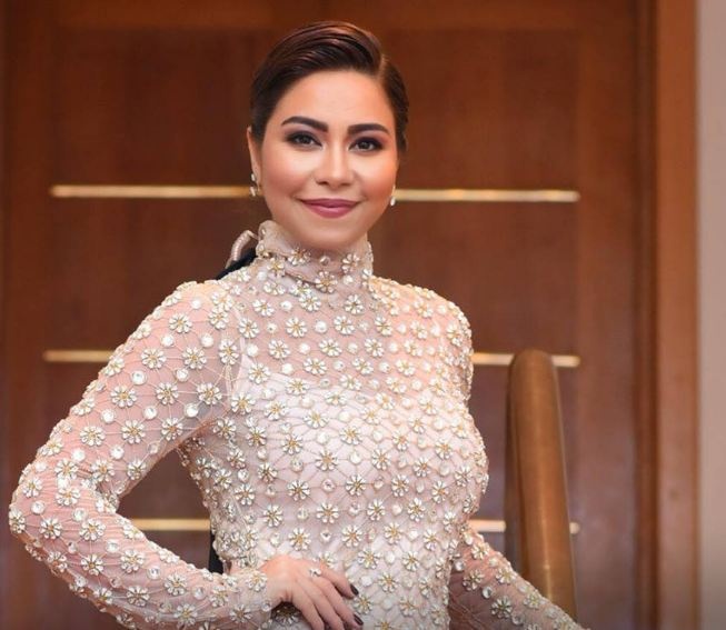 بعدما أدّت أغنيتها... أوّل تعليق لشيرين على المشتركة الحامل في «أراب غوت تالنت»