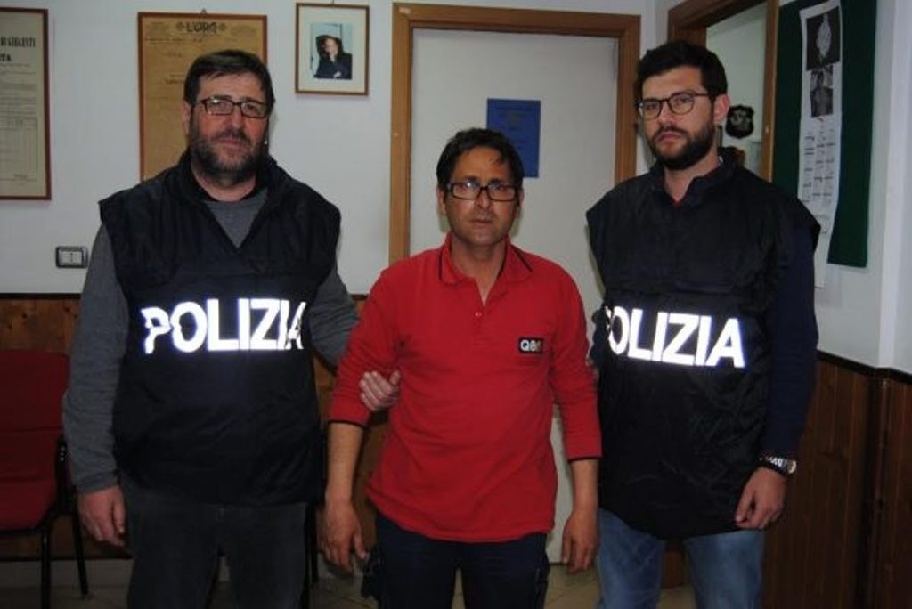 فيديو مروّع - رجل يحرق عشيق زوجته بدم بارد... شاهدوا ماذا فعل!