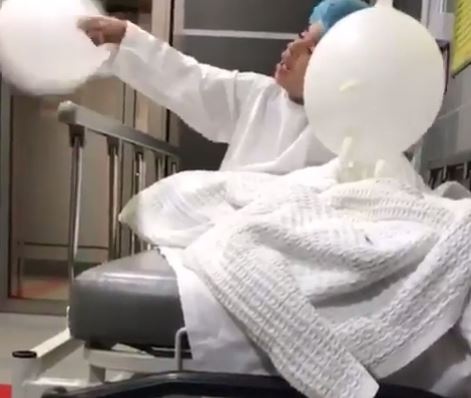 طفل في المستشفى تحت تأثير المخدر.. شاهدوا ماذا فعل!؟