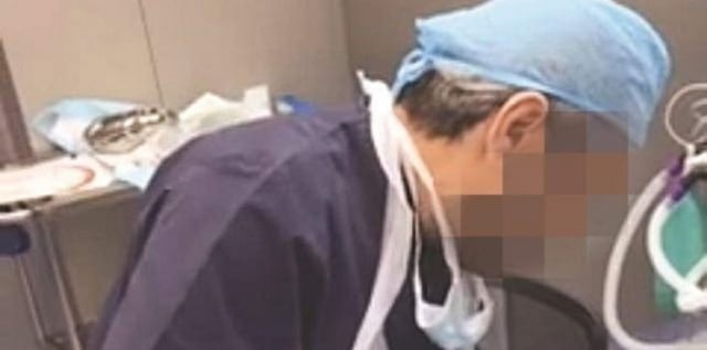 تطورات في قضية الطبيب الكويتي الذي نشر فيديو لمريضته شبه عارية.. وتبريره الوقح يشعل مواقع التواصل!