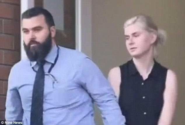 شابة تقتل والدتها بقطعة خشب.. اليكم التفاصيل!