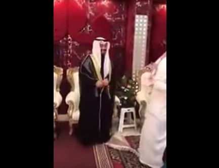 بالفيديو - خليجي يرمي هدية أحد الضيوف بعد إحراجه.. شاهدوا ماذا أحضر له!؟