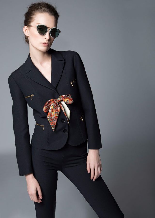 بذلة ونظارات شمسية من Dior.