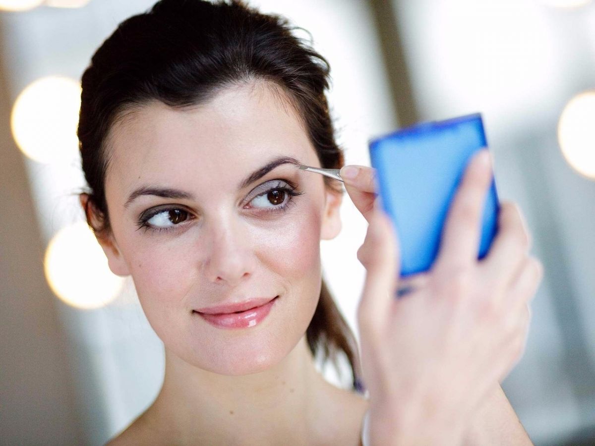 بالفيديو - حيلة القلم الأبيض هي الأفضل لتنزعي شعر حاجبيك بسهولة... جرّبيها!