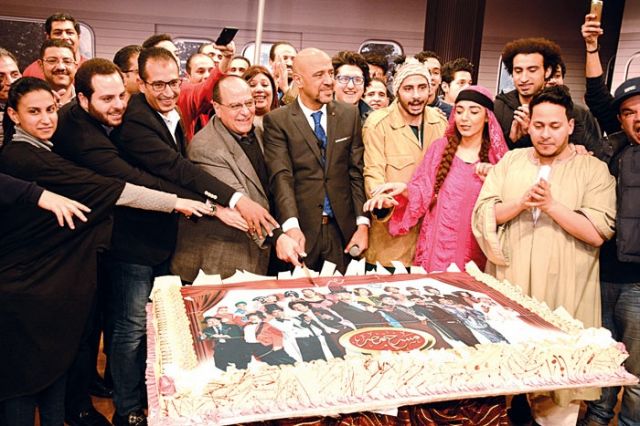  أشرف والمنتج صادق الصباح يشاركان في تقطيع قالب الحلوى
