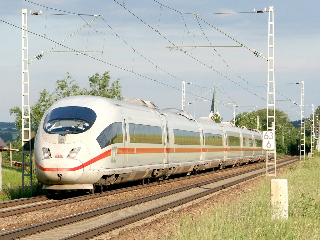 بالصورة - وفاة عارضة أزياء حامل دهساً بالقطار.. إليكم ما حصل