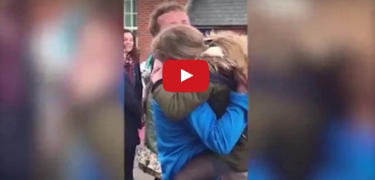 فيديو مؤثّر - طفلة ترى والدها بعد غياب 4 أشهر.. شاهدوا ردّ فعلها العفوي!!