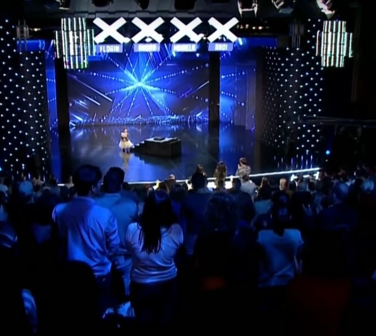 فيديو مؤثر- رغم إعاقتها... مشتركة في Got Talent تُذهل الحضور بعزفها وغنائها