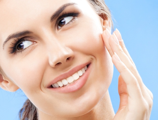 كيفية بسط الكريمات المُقاومة للتجاعيد والخطوط الرفيعة