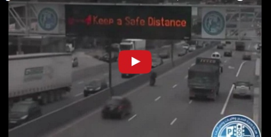 بالفيديو حادث مروع - انقلاب شاحنة على السيارات المارة في لبنان