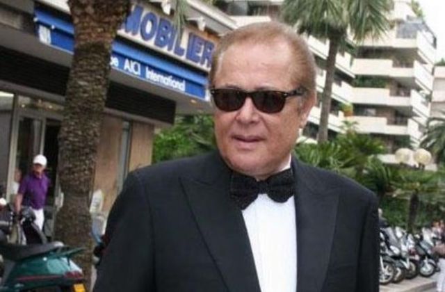 بالصور: دموع النجوم وأسرار جديدة عن محمود عبد العزيز