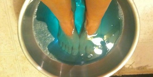 ضعوا أقدامكم في غسول الفم.. والنتيجة ستذهلكم!!