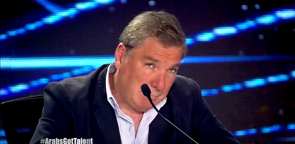 بالفيديو - علي جابر يرعب مشترك Arabs Got talent فيترك المسرح!