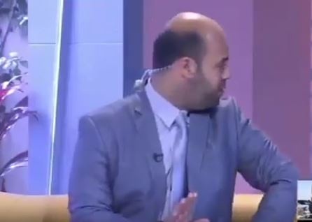 بالفيديو - لحظة سقوط باب على الهواء.. وهذا ما فعله المذيع