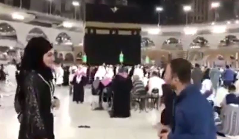 بالفيديو - غضب عارم من شاب تقدم لخطبة فتاة أمام الكعبة.. شاهدوا ماذا حصل!؟