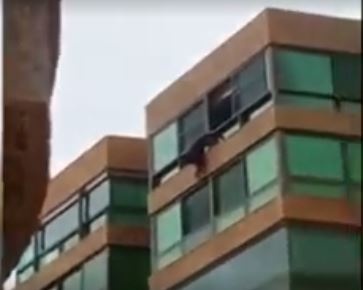 بالفيديو - في لبنان.. لحظة إنتحار شابة من الطابق الرابع!