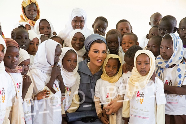 الشيخة موزا تتفقد مشاريع للتعليم والتوظيف في السودان