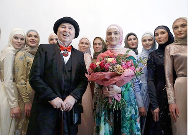 بالفيديو والصور- شاهدوا مجموعة الأزياء الأولى التي أطلقتها ابنة الرئيس الشيشاني  للمحجبات ولاقت رواجاً في الإمارات