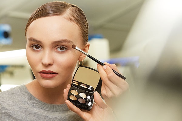 إطلالة ربيع- صيف 2017 من «شانيل» Chanel 
<BR>
Haute Couture Show Backstage Makeup Spring-Summer 2017