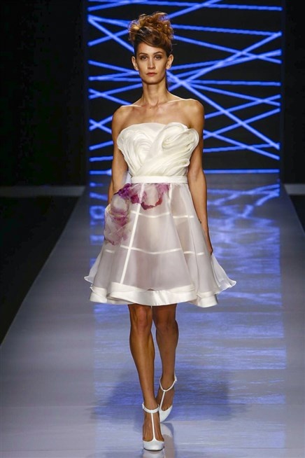 بالفيديو - لاول مرة تصميم فستان من الصابون.. لا تفوتوا مشاهدته!