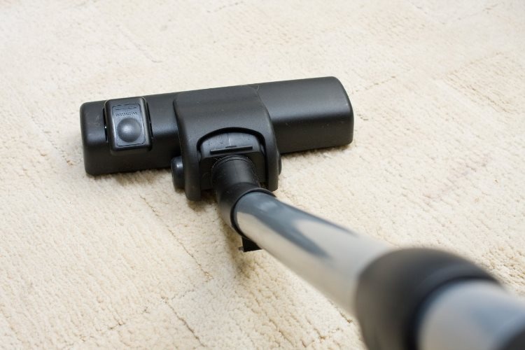 قطري يتخلص من زوجته بمكنسة كهربائية.. إليكم القصة!!