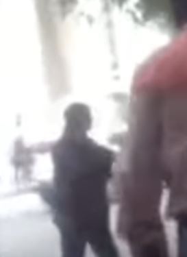 بالفيديو - شاهدوا ماذا فعلت شابة مصرية بمتحرش في الشارع!!