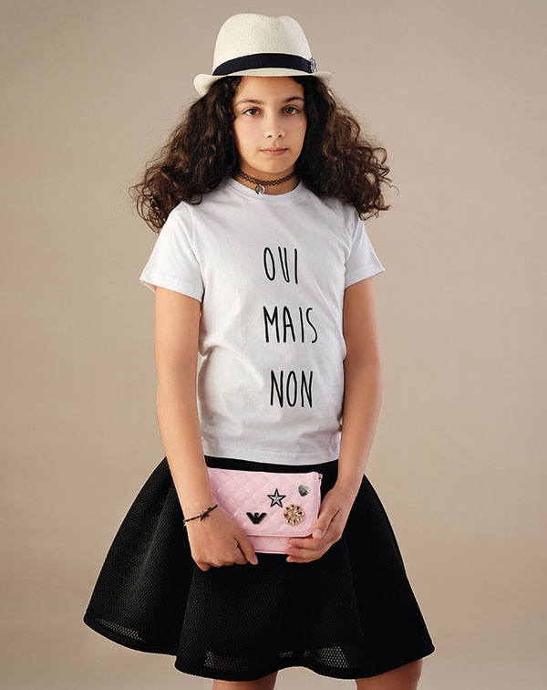 الإبنة:
قميص قطني من Little Buffers
 - تنورة وحقيبة وقبعة من Armani Junior

