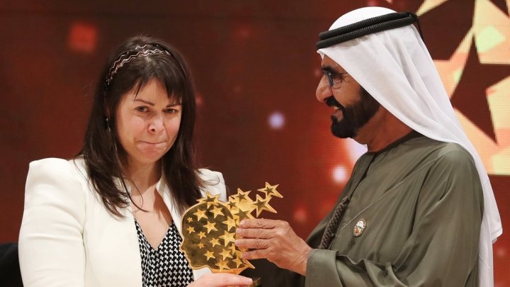 هذه المدرّسة نالت مليون دولار كجائزة!! ما القصة؟