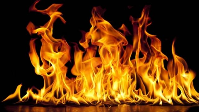 أحرق ابنته بالبنزين... والسبب أكثر من صادم!