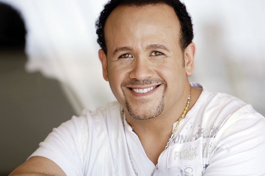 هشام عباس: زوجتي مديرة أعمالي ولا أثق في أحد سواها