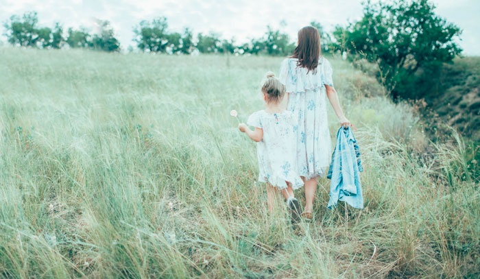 الأمهات الصغيرات: طفلات يربّين أطفالاً