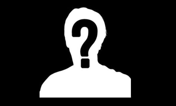 بالصور - فنان مصري يركع على قدم والدته أمام الجمهور