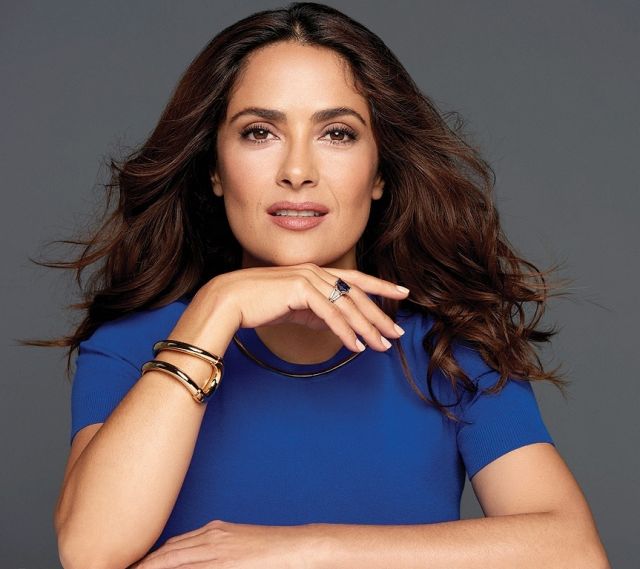 أكلة عربية هي سرّ جمال بشرة سلمى حايك بعد الـ50... إكتشفوا ما هي