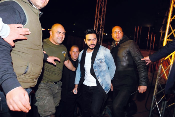 تامر حسني يشعل «welcome party» وسط آلاف الطلاب